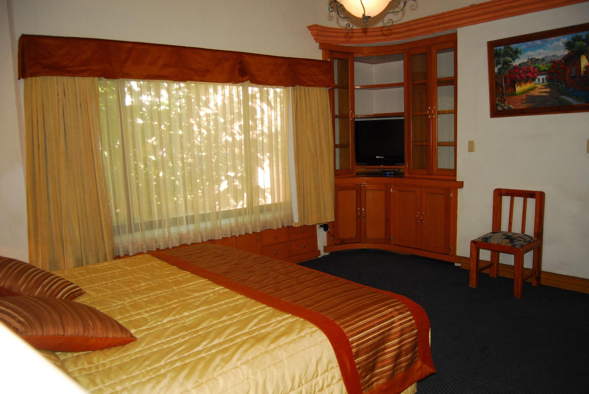 Hotel Suites El Paseo ซิวดัด ฮัวเรซ ภายนอก รูปภาพ