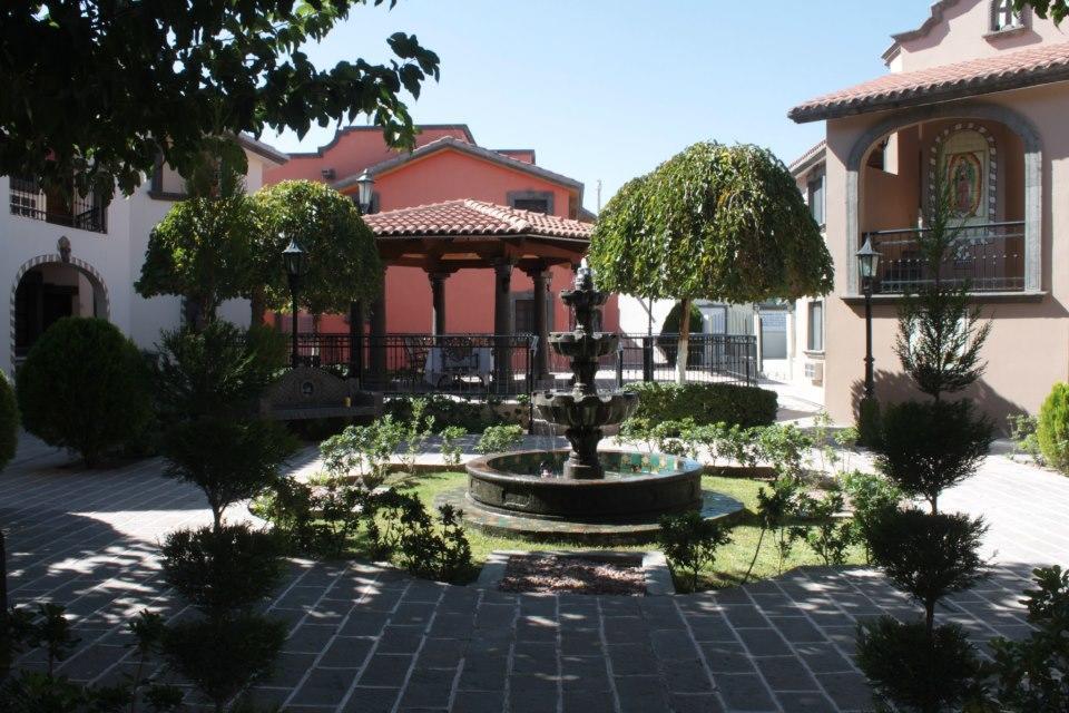 Hotel Suites El Paseo ซิวดัด ฮัวเรซ ภายนอก รูปภาพ